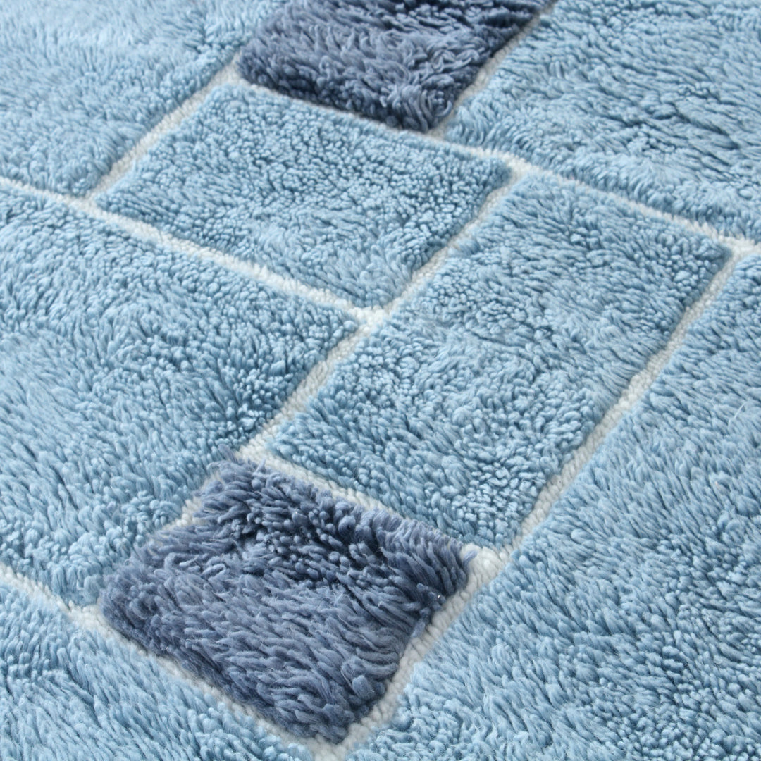 Tuft with Needle Blue Wool
